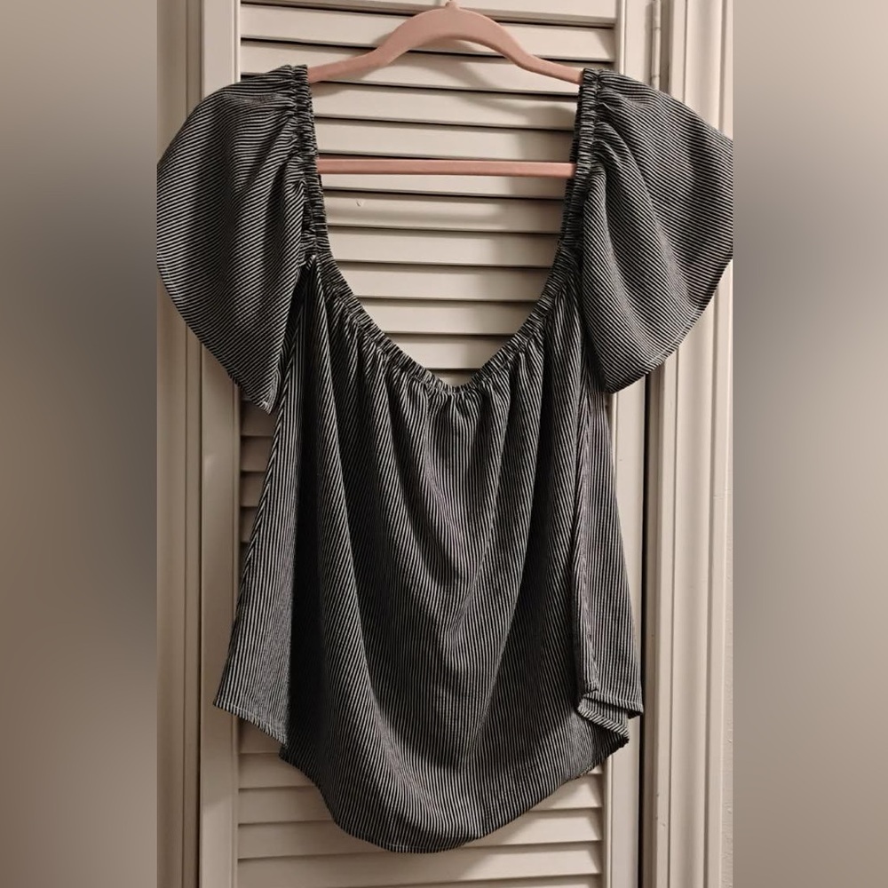 Willow and Root from The Buckle off the shoulder navy/white top size medium